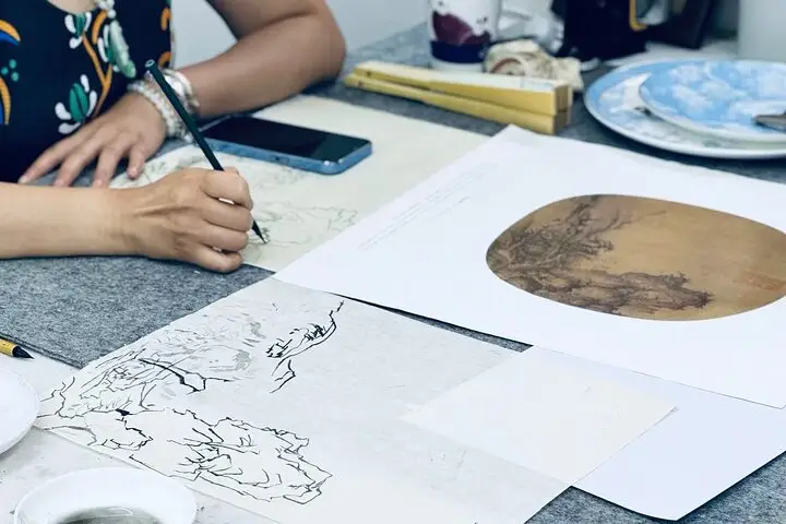 chinese painting master working.webp